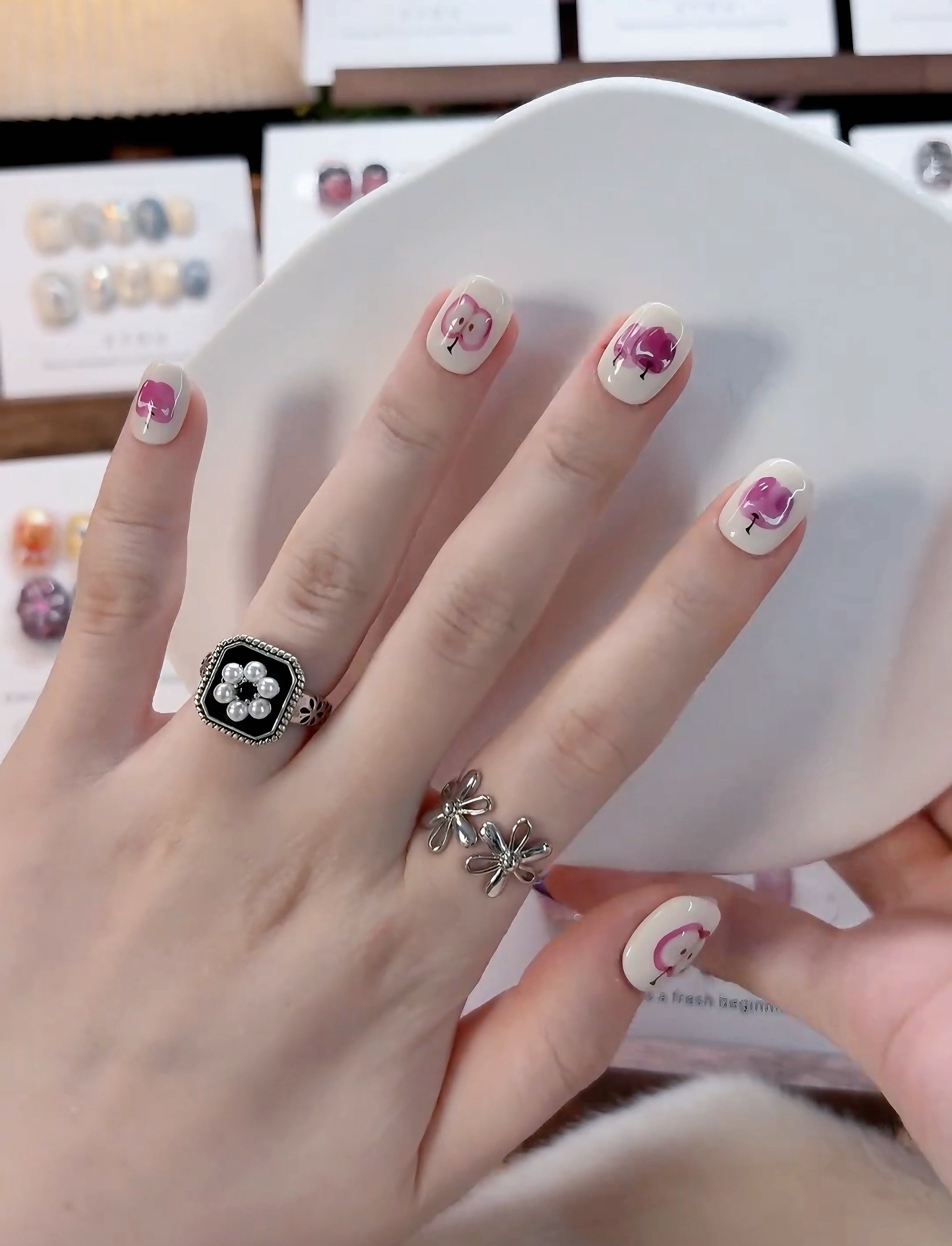 りん様　ネイルチップ 現品販売】秋のりんご風ネイルチップ - shiso-nail | minne